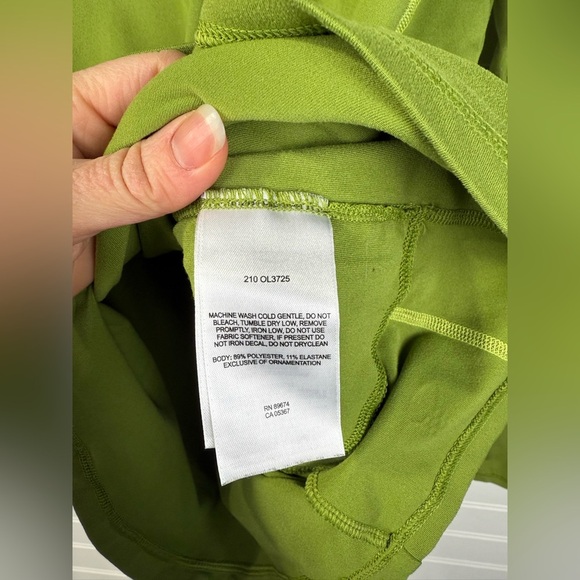 Mountain Hardwear green zippered pullover long sleeved shirt. Size Medium. - Picture 6 of 7